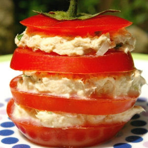 Mille-feuille de tomate, thon, fromage