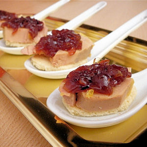 Foie gras sur toast, confit d'oignon rosé de Roscoff