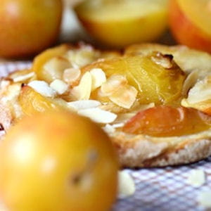 tarte fine sablee aux prunes amandes et gingembre